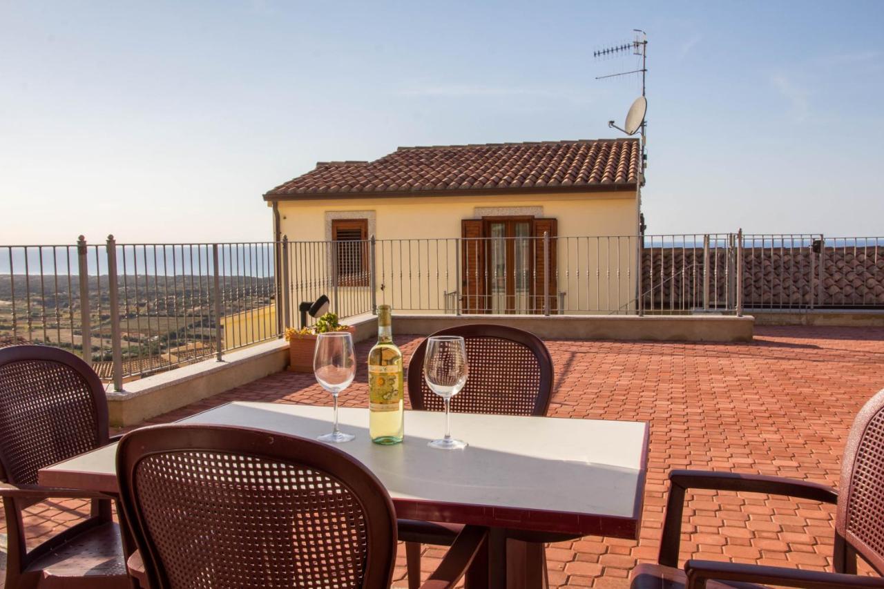 Gf Apartments Li Seddi Badesi Exterior photo