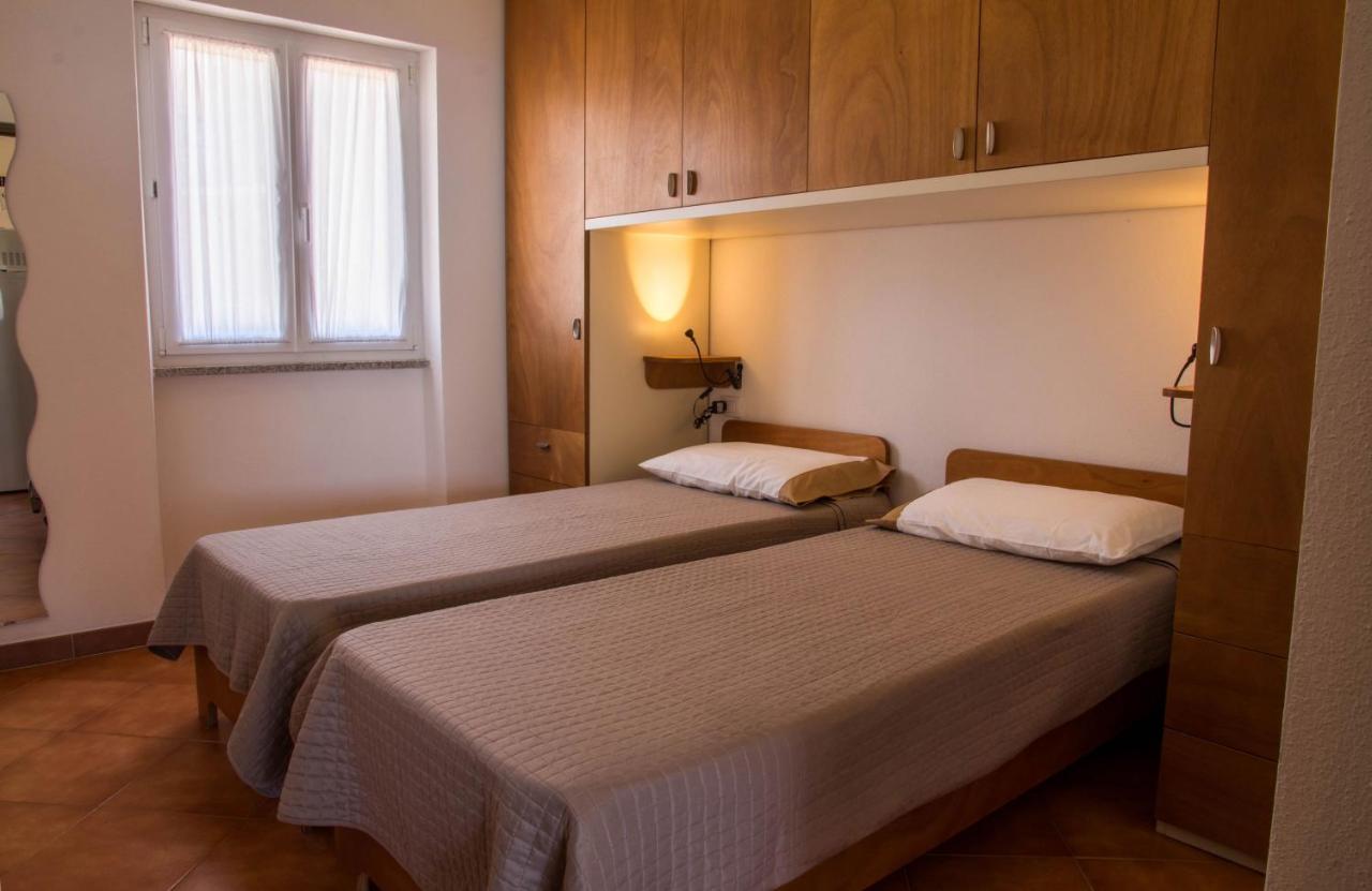 Gf Apartments Li Seddi Badesi Exterior photo