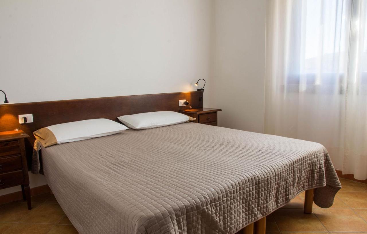 Gf Apartments Li Seddi Badesi Exterior photo