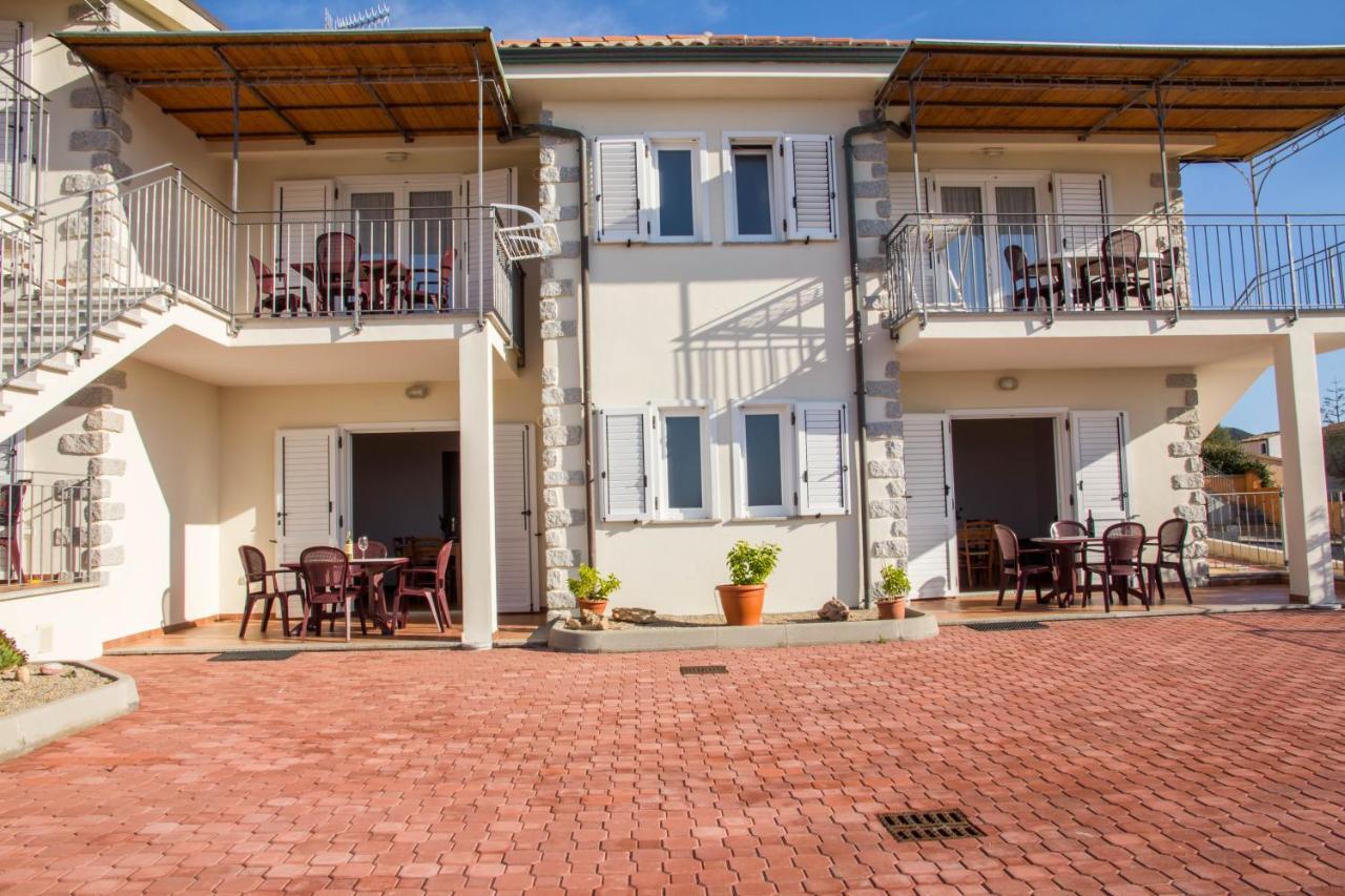 Gf Apartments Li Seddi Badesi Exterior photo